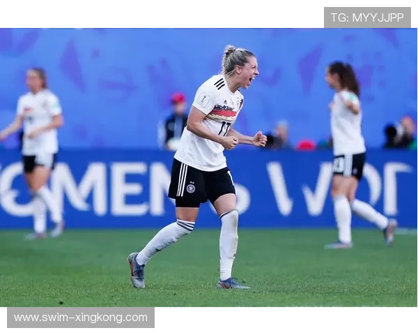 德国足球球星挑战时尚极限 穿搭女装展现独特魅力与个性