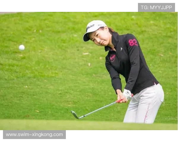 球星赛场小憩坐在足球上展现轻松时刻与运动魅力