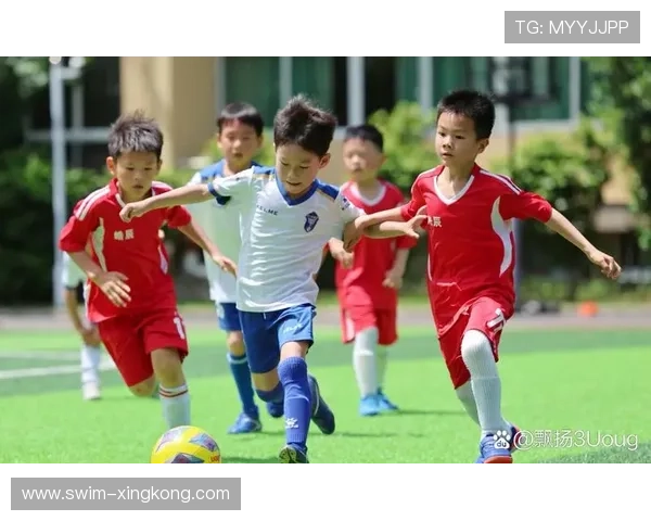 足球巨星之子踏上绿茵场追逐梦想延续父辈辉煌未来