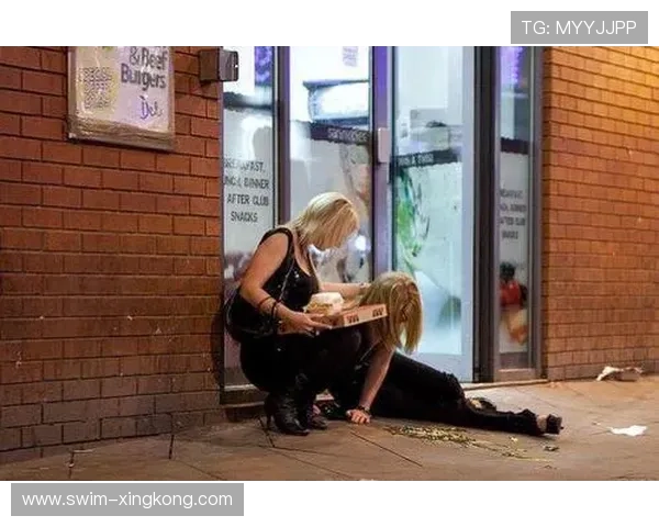 足球明星醉酒事件曝光 深夜街头迷失引发广泛关注