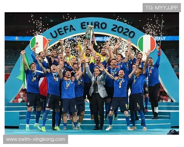 足球球星亲吻瞬间曝光 展现真挚感情与运动场外的柔情时刻